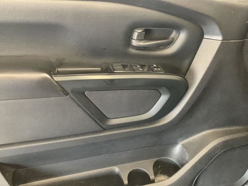 Used 2017 Nissan Titan S image 16