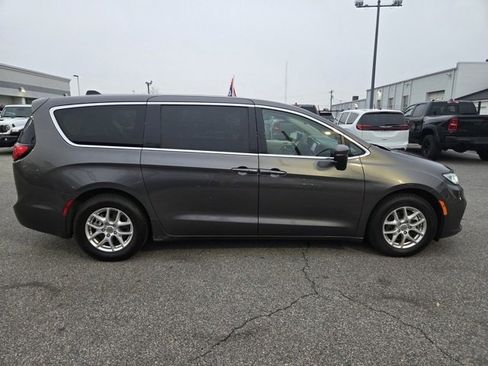 Used 2023 Chrysler Pacifica Touring-L image 7
