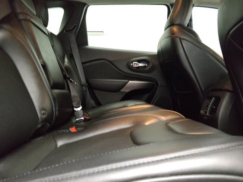 Used 2019 Jeep Cherokee Latitude Plus w/ Comfort/Convenience Group FWD image 19