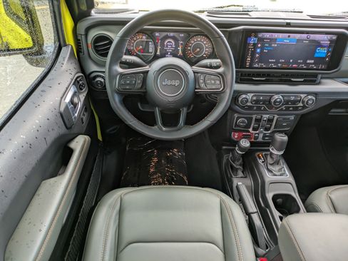 Used 2024 Jeep Gladiator Mojave AWD/4WD image 16