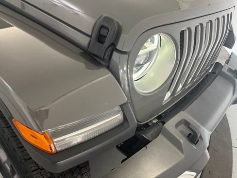 Used 2018 Jeep Wrangler Unlimited Sahara AWD/4WD image 34