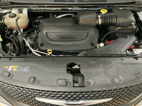 Used 2023 Chrysler Voyager LX image 9
