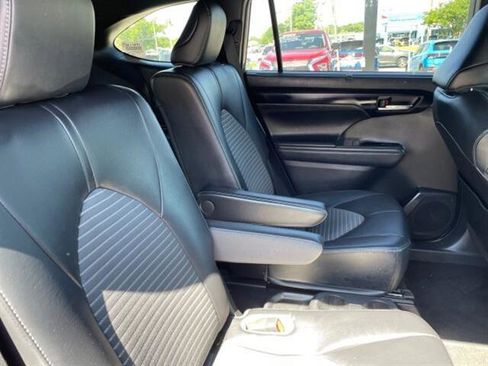 Used 2022 Toyota Highlander XSE image 11