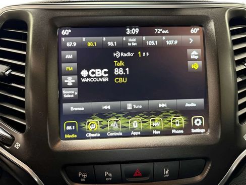 Used 2021 Jeep Cherokee Trailhawk AWD/4WD image 28