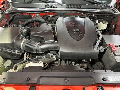 Used 2018 Toyota Tacoma SR5 AWD/4WD image 8