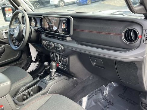 Used 2025 Jeep Wrangler Unlimited Rubicon AWD/4WD image 28
