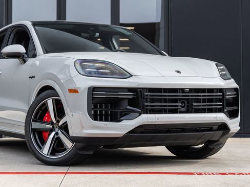 New 2025 Porsche Cayenne Turbo AWD/4WD image 9