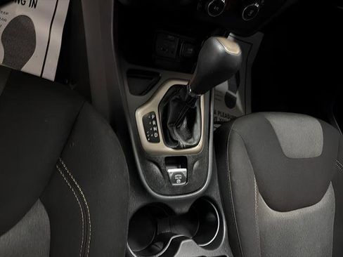 Used 2018 Jeep Cherokee Latitude w/ Altitude Package image 15