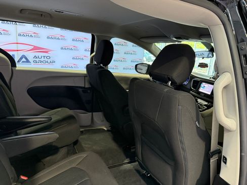 Used 2022 Chrysler Voyager LX image 32