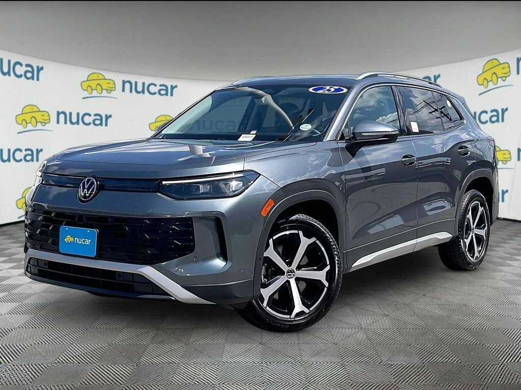 Used 2025 Volkswagen Tiguan SE AWD/4WD image 3