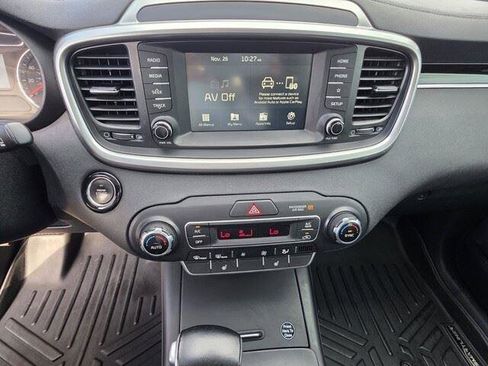 Used 2020 Kia Sorento S image 18
