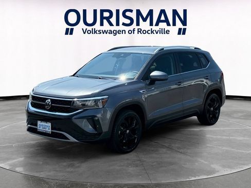 Used 2023 Volkswagen Taos SE FWD image 2