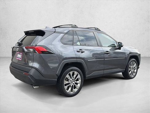 Used 2021 Toyota RAV4 XLE Premium image 5