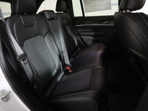 New 2026 Jeep Grand Cherokee Altitude AWD/4WD image 21