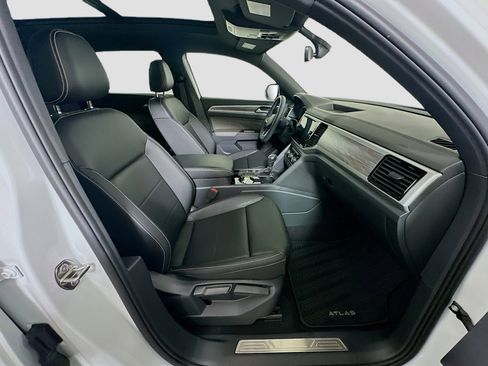 Used 2023 Volkswagen Atlas Cross Sport SE w/ Panoramic Sunroof Package FWD image 32