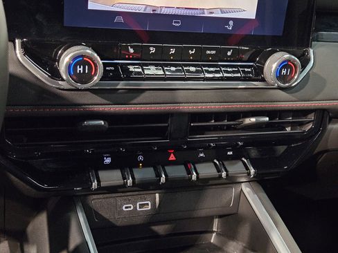 Used 2025 Chevrolet Colorado Z71 image 32