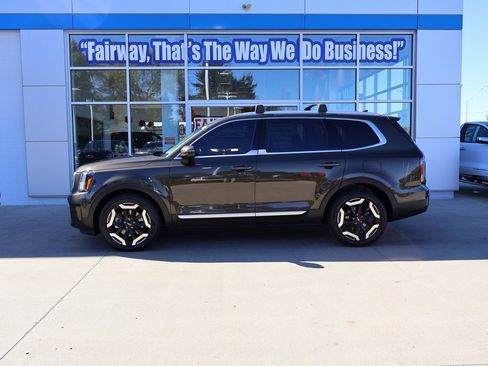 Used 2023 Kia Telluride EX w/ EX Captain's Chair Package image 7