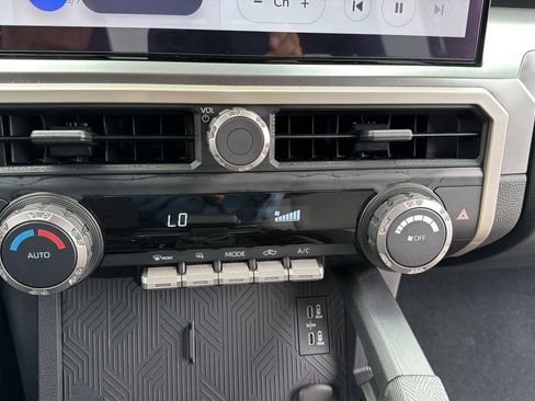 Used 2025 Toyota Tacoma TRD Sport AWD/4WD image 22