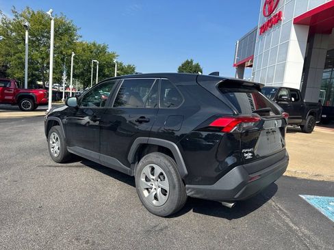Used 2022 Toyota RAV4 LE FWD image 3