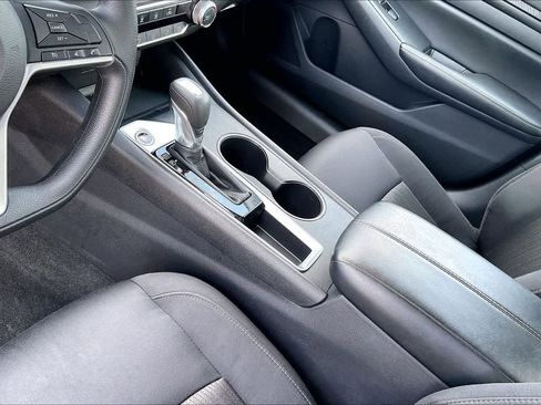 Used 2025 Nissan Altima 2.5 SV FWD image 14