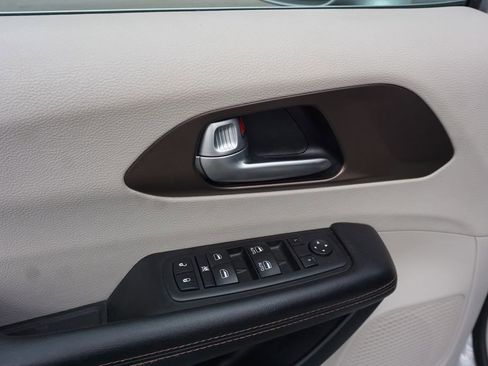 Used 2017 Chrysler Pacifica Touring-L w/ Tire & Wheel Group image 3