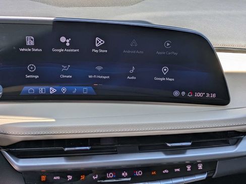 Used 2024 Cadillac XT4 Luxury w/ Cold Weather Package FWD image 23