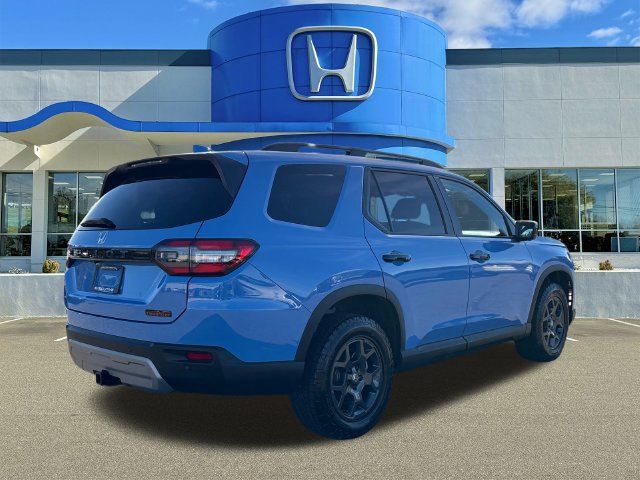 Used 2025 Honda Pilot TrailSport image 2