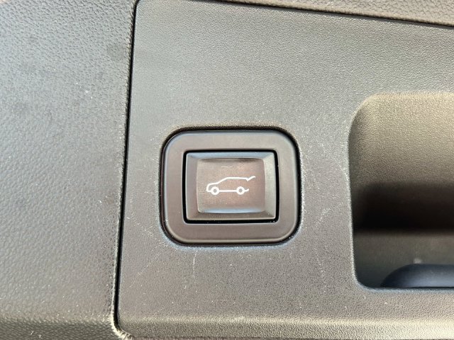 Certified 2024 Cadillac XT5 Luxury w/ LPO, Floor Liner Package AWD/4WD image 11