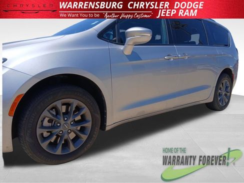Used 2021 Chrysler Pacifica Touring-L w/ Uconnect Theater Family Group AWD/4WD image 36