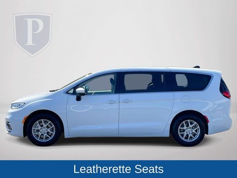 Certified 2023 Chrysler Pacifica Touring-L FWD image 6