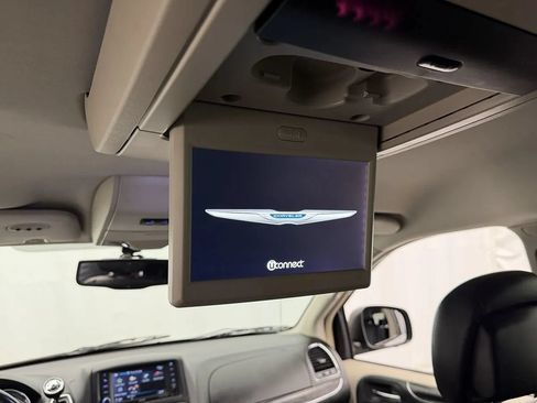 Used 2013 Chrysler Town & Country Touring-L w/ Driver Convenience Group FWD image 22