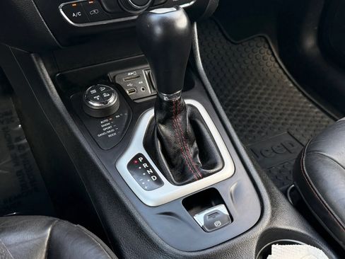 Used 2015 Jeep Cherokee Trailhawk AWD/4WD image 26