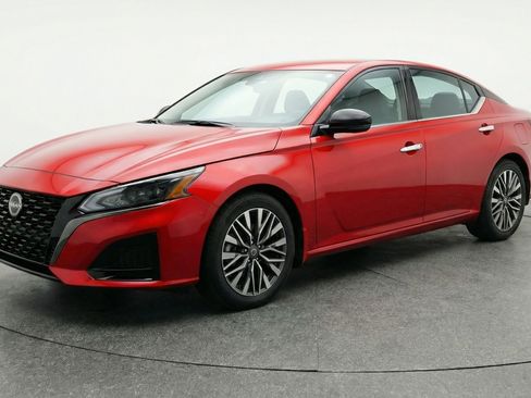 Used 2025 Nissan Altima 2.5 SV image 3