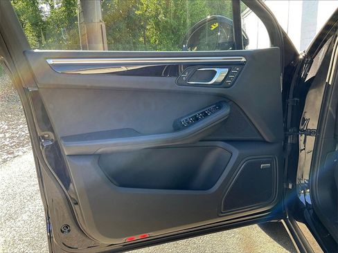 Certified 2025 Porsche Macan image 28