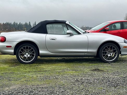 Used 2004 MAZDA MX-5 Miata w/ Leather Azure Blue Pkg image 3
