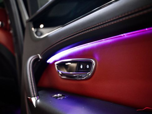 Used 2018 Bentley Bentayga image 55