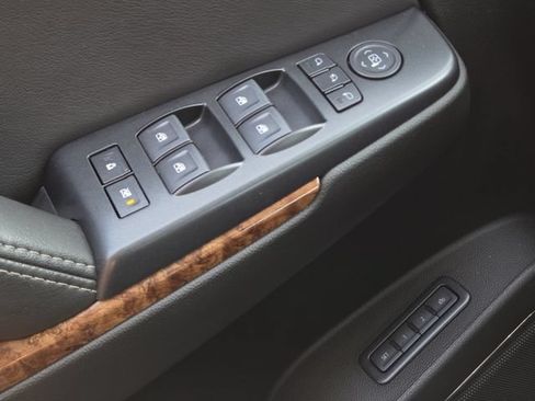 Used 2019 Chevrolet Suburban Premier AWD/4WD image 32