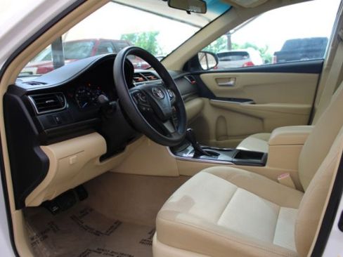 Used 2015 Toyota Camry LE image 10