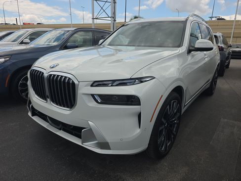 Certified 2026 BMW X7 xDrive40i w/ Premium Package AWD/4WD image 3