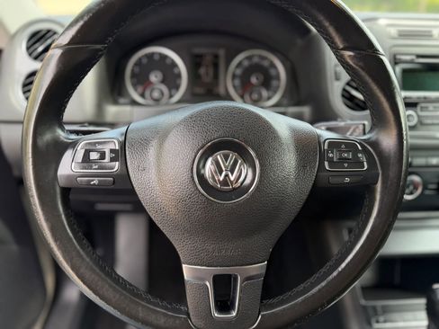 Used 2014 Volkswagen Tiguan S image 16