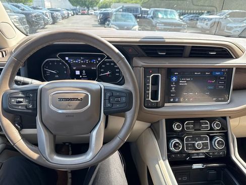 Used 2021 GMC Yukon XL Denali w/ Denali Premium Package AWD/4WD image 11