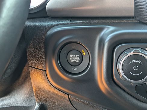 Used 2021 Jeep Gladiator Sport AWD/4WD image 13