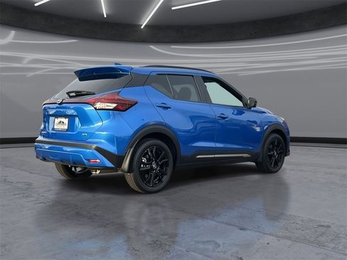 Used 2023 Nissan Kicks SR image 5