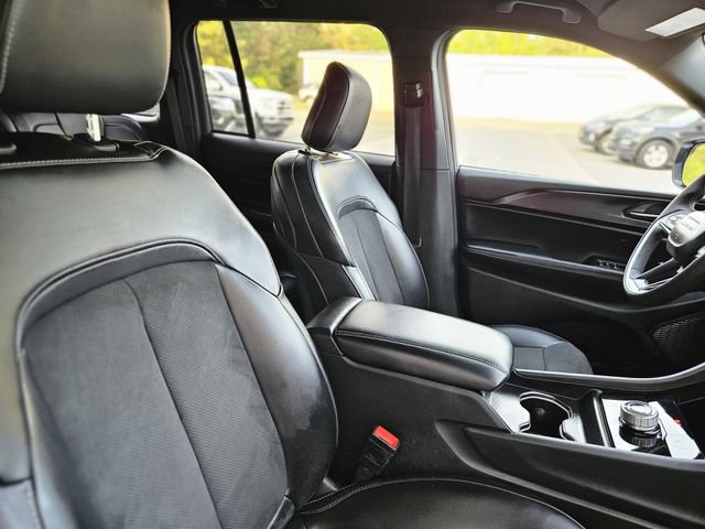 Used 2025 Jeep Grand Cherokee Altitude AWD/4WD image 14