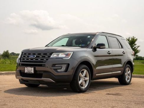 Used 2017 Ford Explorer XLT AWD/4WD image 3
