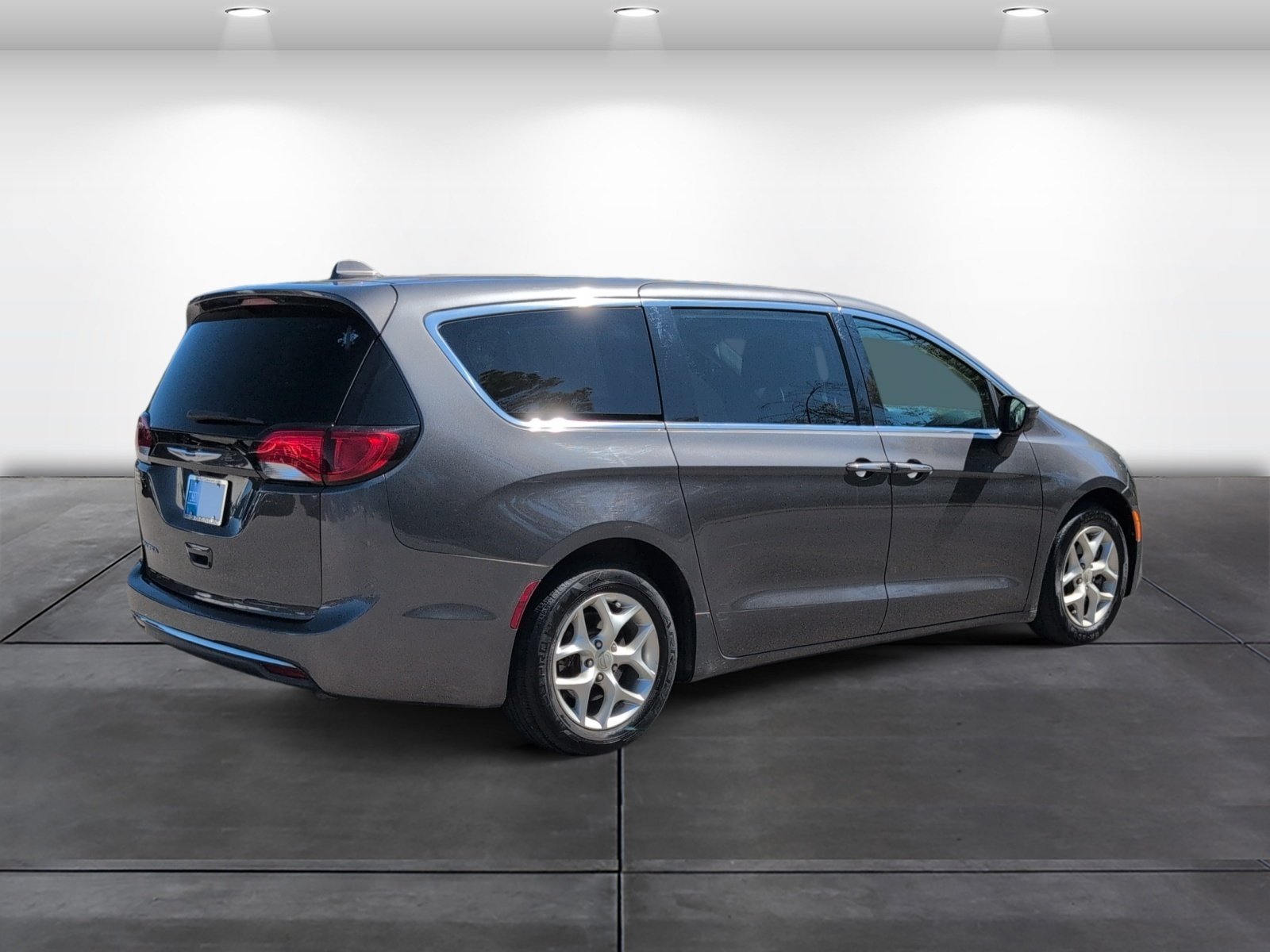 Used 2017 Chrysler Pacifica Touring Plus w/ Tire & Wheel Group FWD image 5