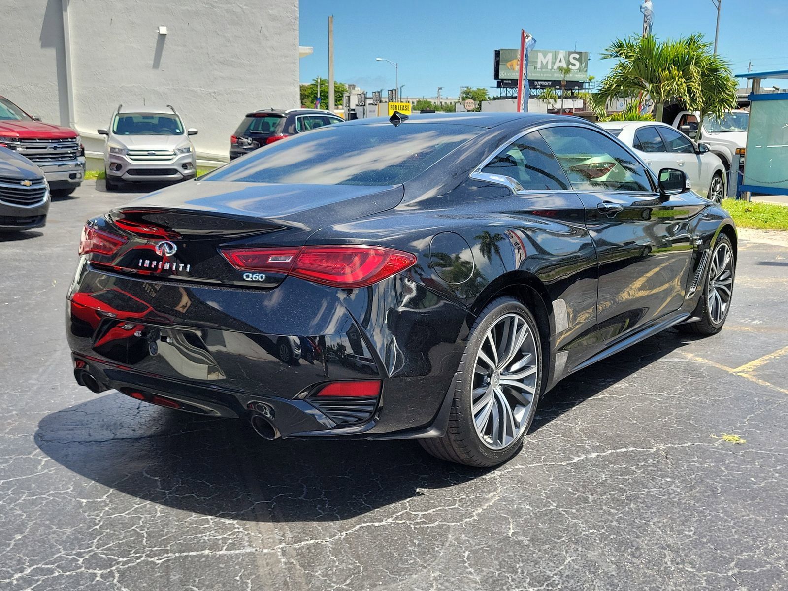 Used 2017 INFINITI Q60 2.0t w/ Moonroof Package RWD image 4