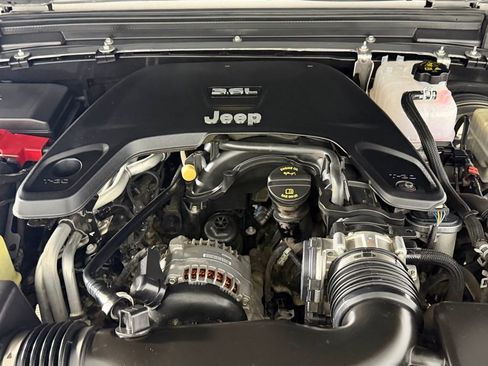 Used 2018 Jeep Wrangler Unlimited Sahara image 33