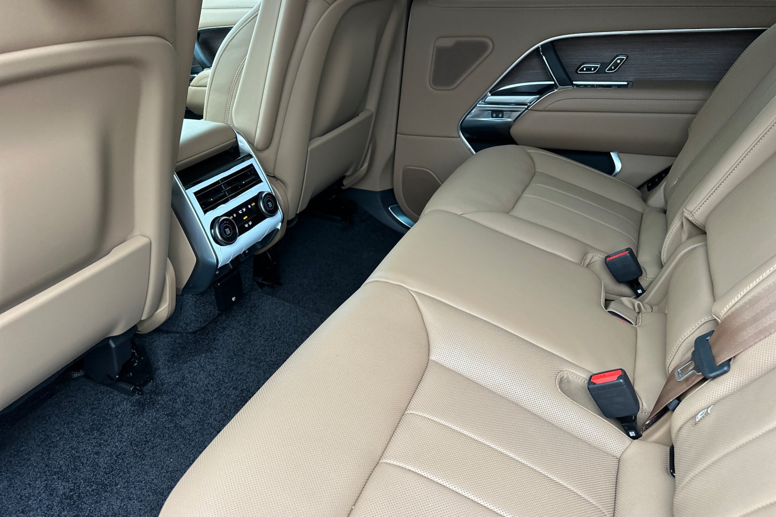 New 2026 Land Rover Range Rover Long Wheelbase SE AWD/4WD image 12