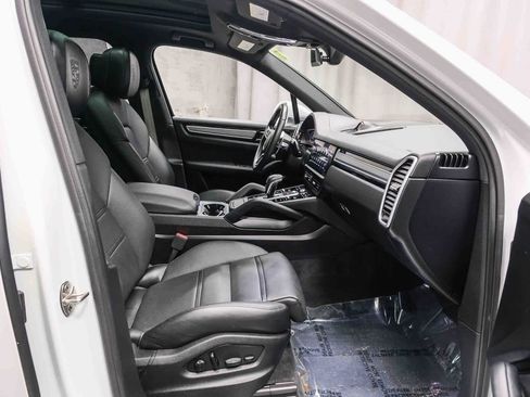 Used 2022 Porsche Cayenne Platinum Edition image 16